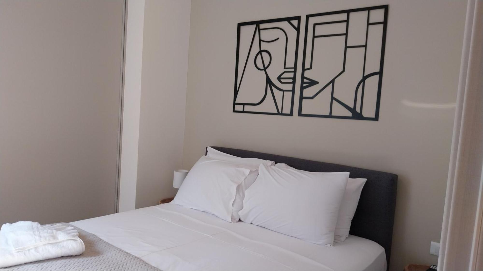 Uni Island - City Heart Suites Heraklion Exteriör bild